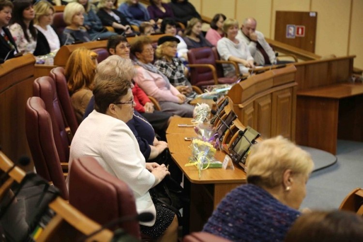 Мэр Кривого Рога вручил городские награды социальным работникам (ФОТО)
