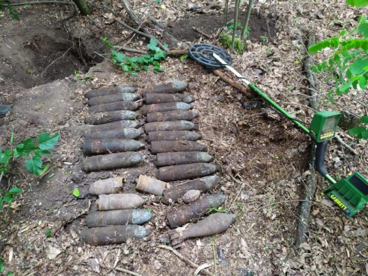Недалеко от Кривого Рога мужчина искал металлолом, а нашёл снаряды (фото)