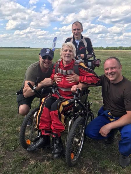 В Днепропетровской области 71-летняя пенсионерка прыгнула с парашютом (ФОТО)