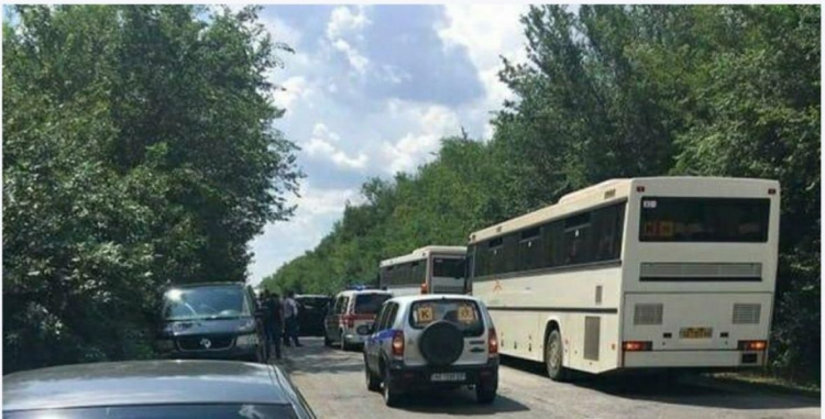 В колонну автобусов с детьми, направлявшихся из Кривого Рога в лагерь, врезался автомобиль из охраны президента, - официально (фото)