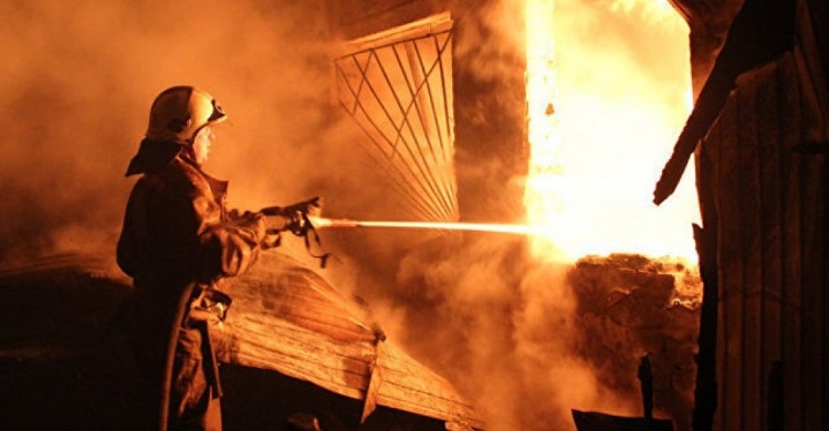 Пожар в Кривом Роге: в частном секторе горел сарай, пламя перекинулось на соседнюю постройку