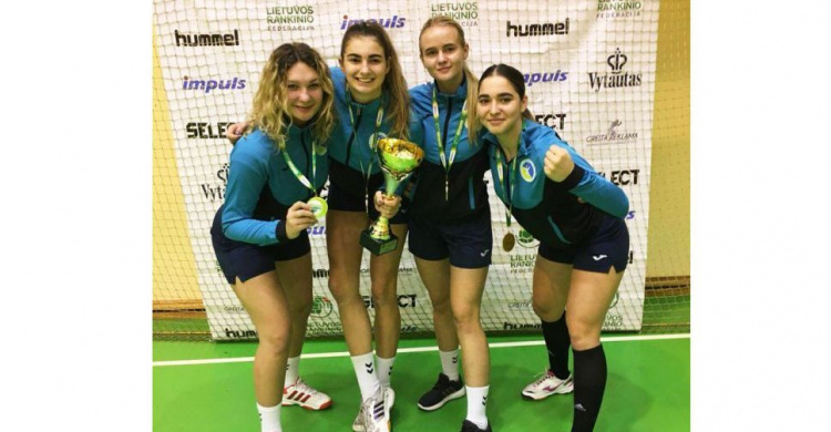 Криворожская студентка-гандболистка победоносно выступила на международном турнире в Литве (ФОТО)
