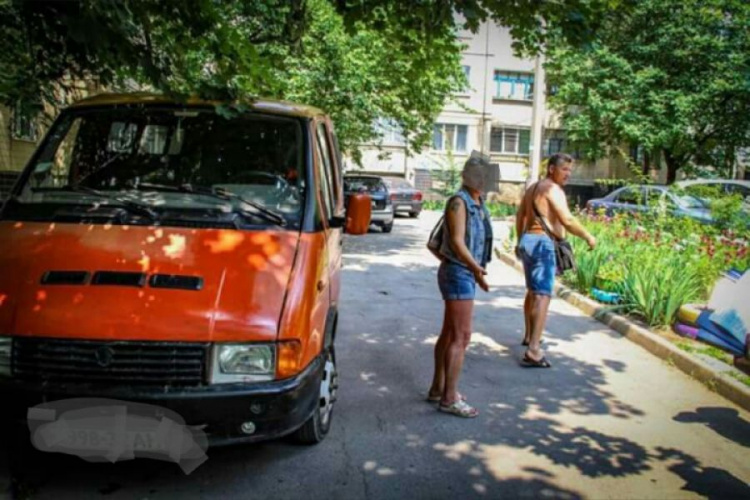 В Кривом Роге бдительные граждане обнаружили автомобиль с запрещенной символикой (ФОТО)