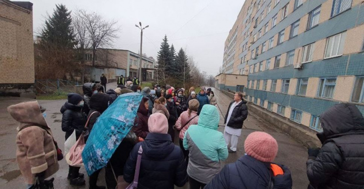Медикам 16-ї лікарні не виплачують зарплату та "ковідні": персонал вийшов на мітинг