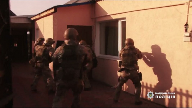 Правоохранители задержали криворожанку, которая координировала преступную группу нарокоторговцев (фото)
