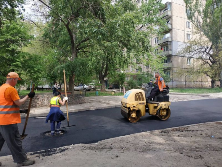 В Кривом Роге ремонтируют внутриквартальные дороги (фото)