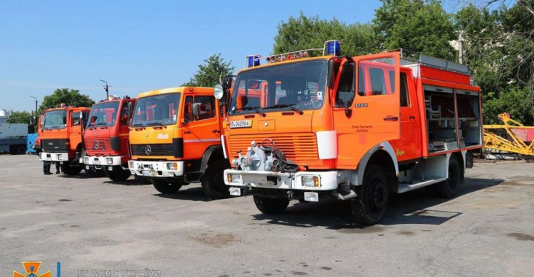Рятувальники Дніпропетровщини отримали пожежні автомобілі