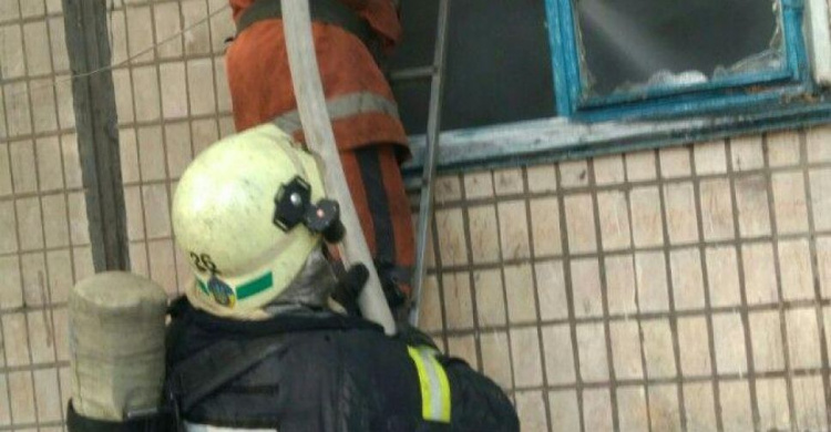 В Кривом Роге спасатели вынесли из огня 57-летнего мужчину