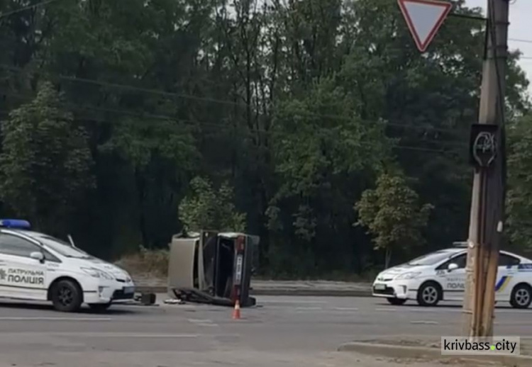На Днепровском шоссе в результате ДТП перевернулся автомобиль «Лада»