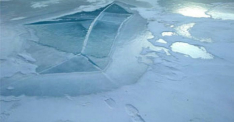 Опасный лед: спасатели вытащили криворожанку из реки