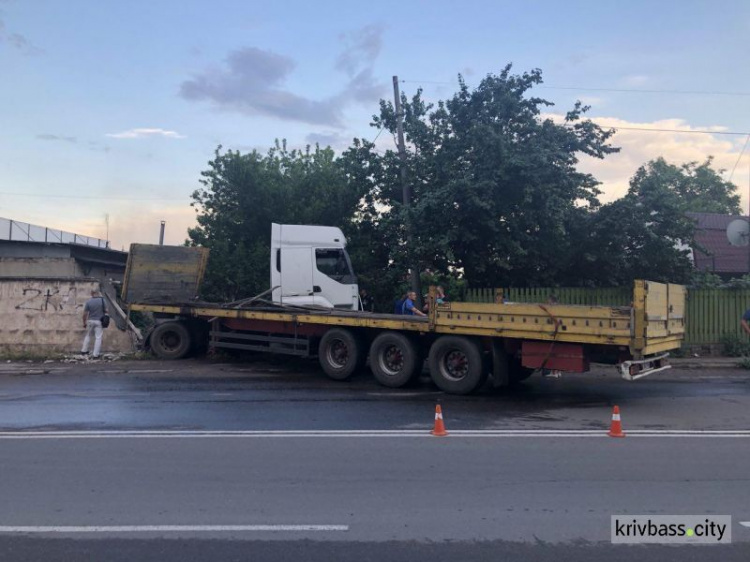 Авария в Кривом Роге: грузовик снёс забор частного дома (ФОТО)