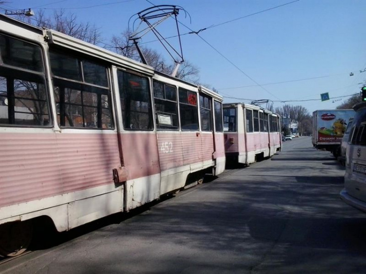 В Кривом Рога старый трамвай парализовал движение транспорта