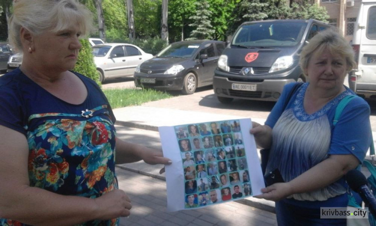 С фотографиями, слезами и надеждой: мамы пленных бойцов БТО "Кривбасс" ждут своих сыновей (ФОТО, ВИДЕО)