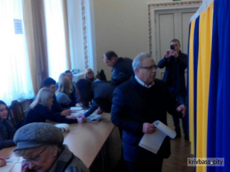 За мир, благополучие и процветание: мэр Кривого Рога проголосовал на выборах президента Украины (фото)