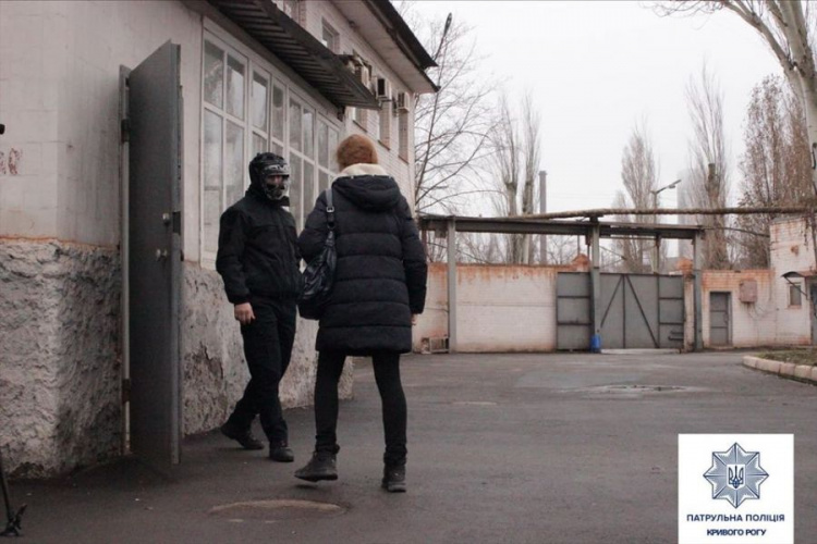 В Кривом Роге патрульные учили женщин защищаться от грабителей (фото)