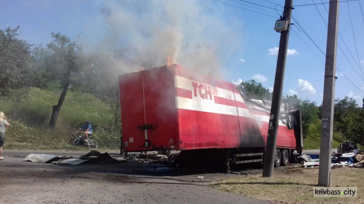 Во время движения на Кирпичном загорелся прицеп грузовика с посылками