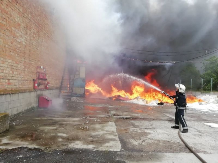 В Днепропетровской области пламя охватило три тысячи квадратных метров (фото)