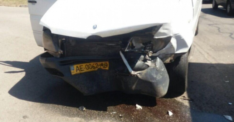 В Кривом Роге в аварии с участием маршрутки пострадали пять человек (ФОТО)