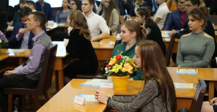 Лучшие студенты Кривого Рога получили муниципальные стипендии (ФОТО)