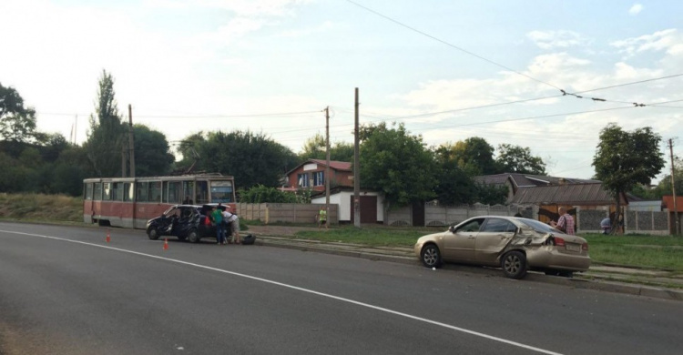 В Кривом Роге столкнулись три машины: грузовик и две иномарки (ФОТО)