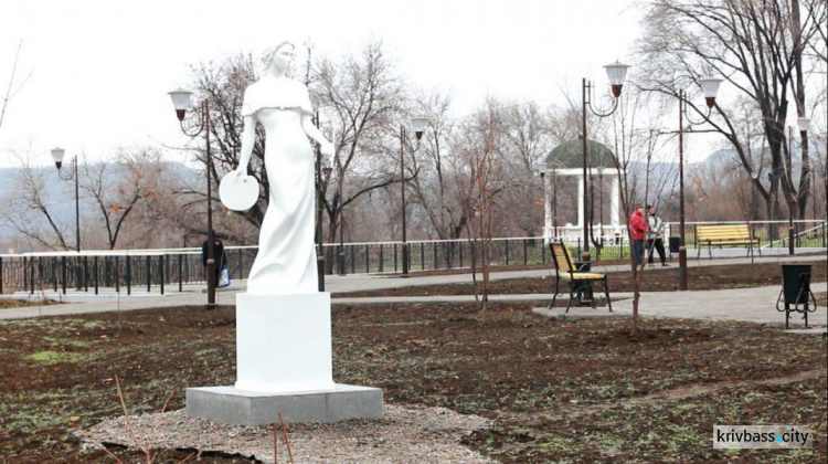 В Кривом Роге открыли новый сквер со скульптурами (ФОТО)