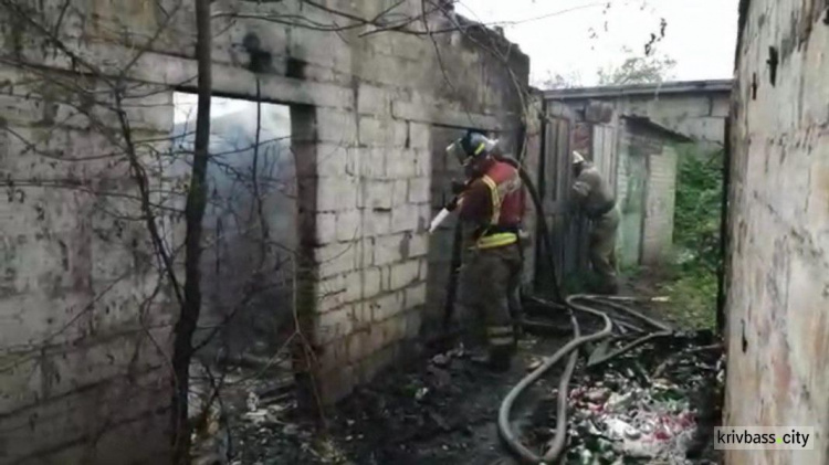 В Кривом Роге возле жилых домов загорелись сараи