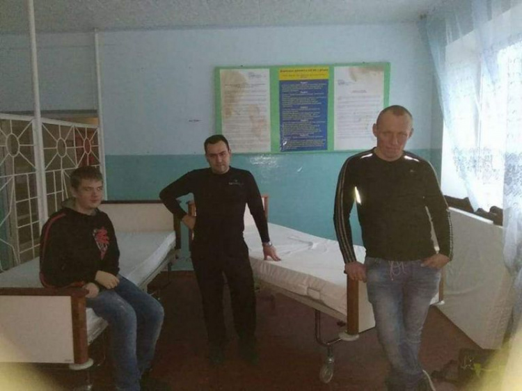Волонтеры подарили медицинские кровати детской больнице Кривого Рога (фото)