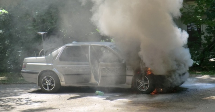 В Кривом Роге горел автомобиль