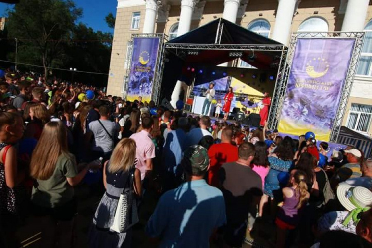 В Кривом Роге провели праздничное открытие сквера возле Дворца культуры "Карачуны" (ФОТО) 