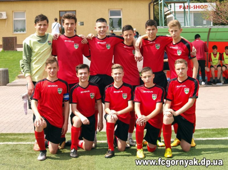 Криворожская футбольная команда стала серебряным призером чемпионата области (фото)