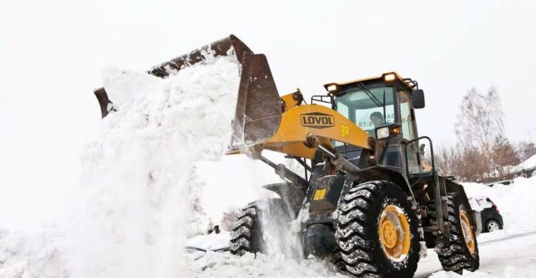 Жители Кривого Рога жалуются: под окна их домов высыпают убранный ранее снег (ВИДЕО)