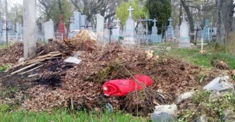 В Кривом Роге началась генеральная уборка на кладбищах - нужно успеть до 5 мая