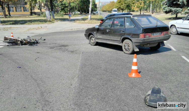 ДТП в Кривом Роге: на перекрёстке столкнулись легковушка и мопед, пострадал водитель двухколёсного (ФОТО)
