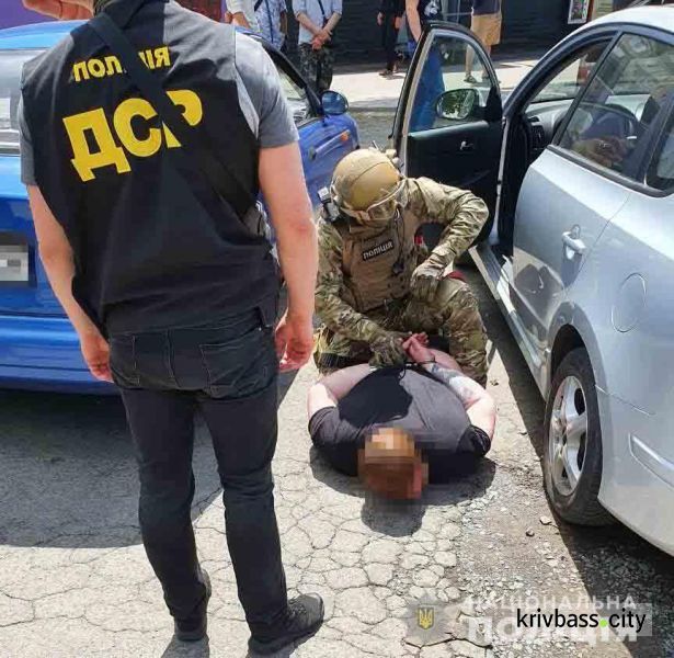 В Кривом Роге полицейские задержали группу вымогателей