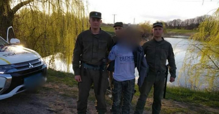 Испугался и хотел утопить: гвардейцы из Кривого Рога задержали мужчину на автомобиле