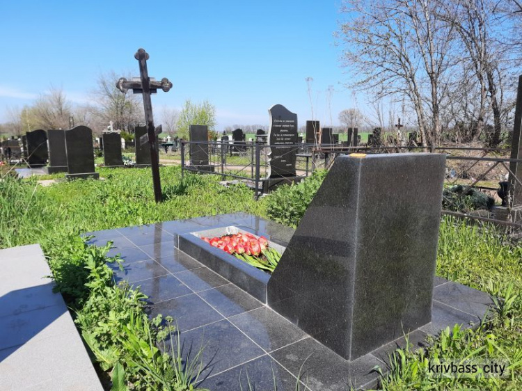 Фито-эколог призвал криворожан не приносить на кладбища искусственные цветы