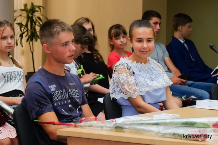 Сироты из Кривого Рога получили областные стипендии (ФОТО)