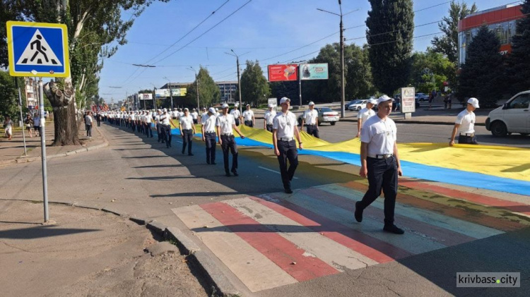 Прямо зараз: криворіжці зібрались на парад вишиванок з нагоди 30-річчя Незалежності України