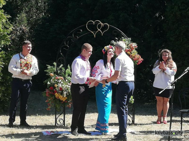 Они сказали "Да!": в криворожском ботаническом саду состоялось бракосочетание на Аллее молодоженов (ФОТО)