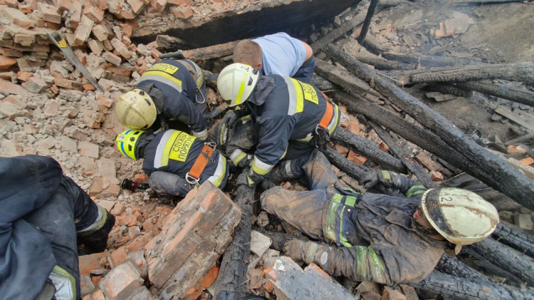 На Днепропетровщине обвалилась крыша и травмировались трое спасателей (фото)