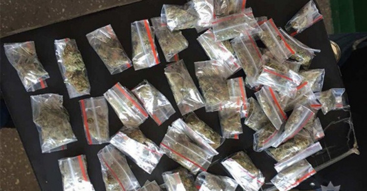 В Кривом Роге поймали парня с 50 пакетами наркотиков (ФОТО)