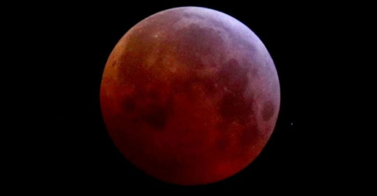Жители Кривого Рога смогут наблюдать "червячную" Луну
