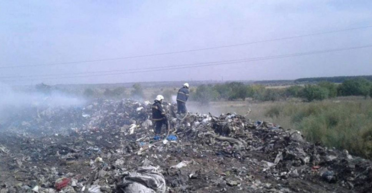 В Кривом Роге в куче сгоревшего мусора спасатели обнаружили тело женщины