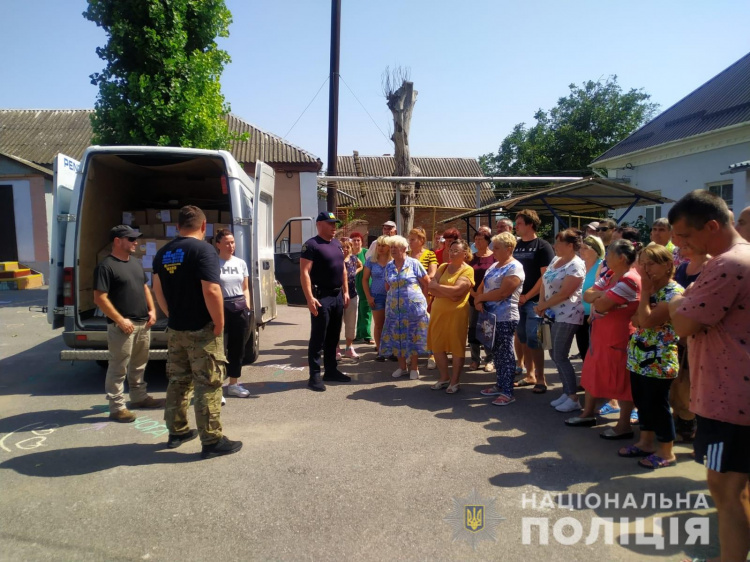 Правоохоронці спільно з волонтерами передали гуманітарну допомогу жителям Нікополя