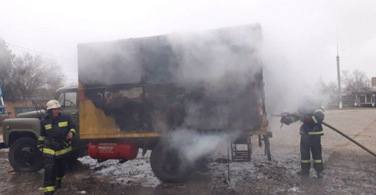 Под Кривым Рогом спасатели ликвидировали возгорание автомобиля для перевозки людей