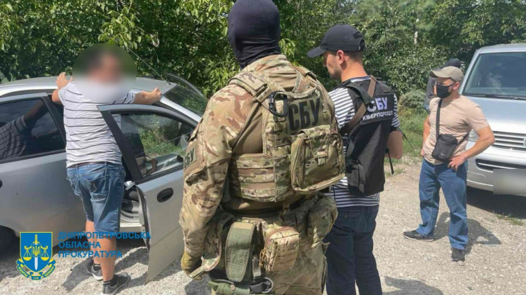 На Дніпропетровщині затримали чоловіка, який підробляв документи для виїзду за кордон