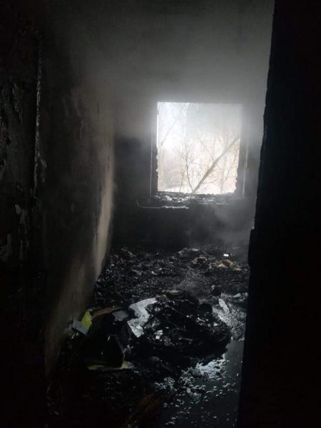 В Кривом Роге три пожарно-спасательные части ликвидировали пожар в многоквартирном доме (фото)
