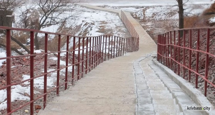 В Кривом Роге завершено строительство нового лестничного спуска на скалах МОПРа (фото)