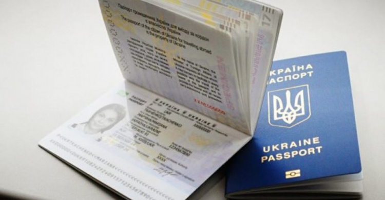 Жители Кривого Рога получили первые биометрические загранпаспорта