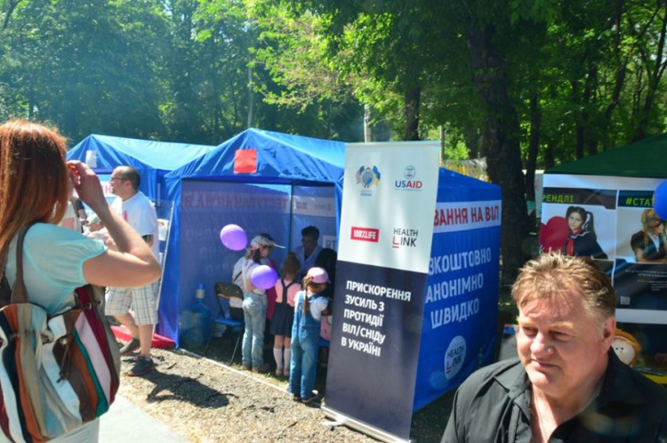 В Кривом Роге за 5 часов почти 500 горожан протестировались на ВИЧ (фото)